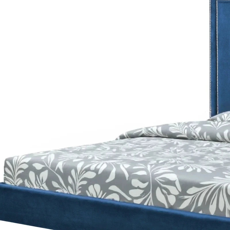 Lit rembourré en velours bleu en bois massif avec garniture cloutée, format King