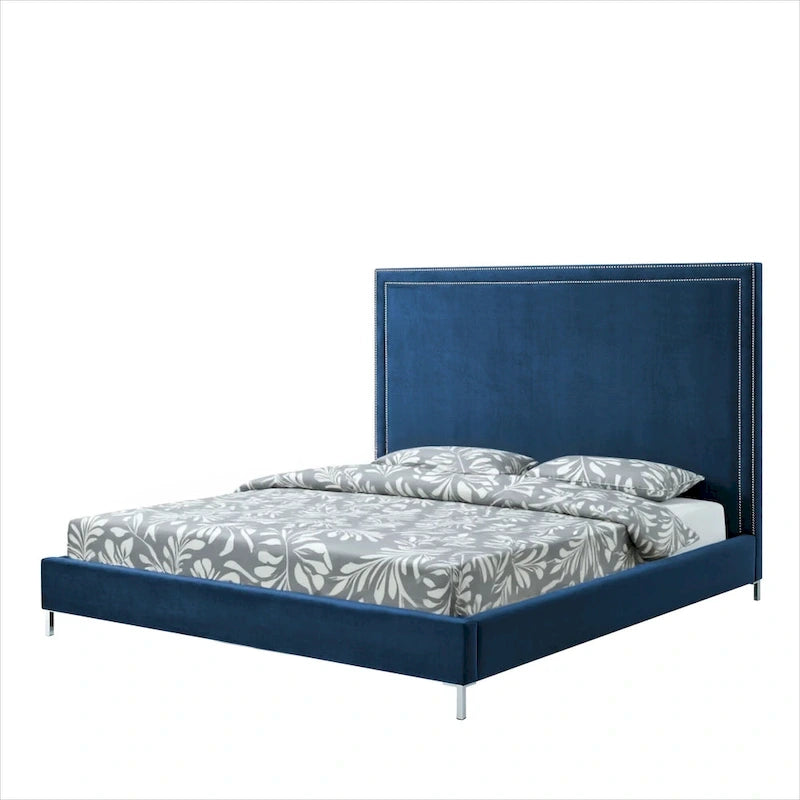 Lit rembourré en velours bleu en bois massif avec garniture cloutée, format King