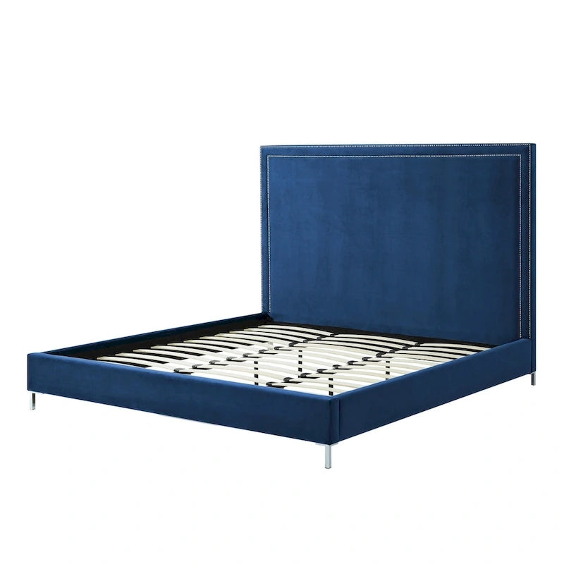 Lit rembourré en velours bleu en bois massif avec garniture cloutée, format King