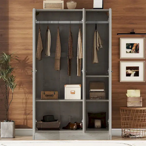 Armoire à 3 portes persiennes avec étagères