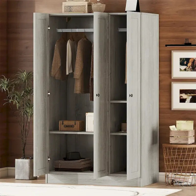 Armoire à 3 portes persiennes avec étagères